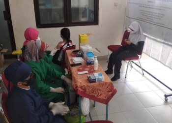 COVID-19: Vaksinasi pelajar SMP pada pusat vaksinasi Dinas Kesehatan di PMI Karanganyar beberapa waktu lalu. (Pujoko/Lingkarjateng.id)