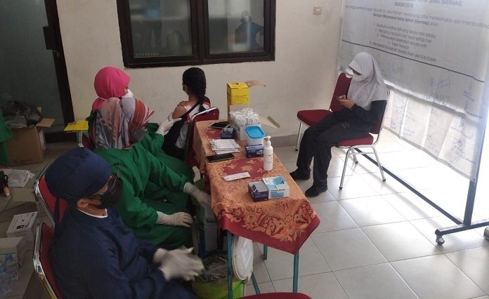 COVID-19: Vaksinasi pelajar SMP pada pusat vaksinasi Dinas Kesehatan di PMI Karanganyar beberapa waktu lalu. (Pujoko/Lingkarjateng.id)