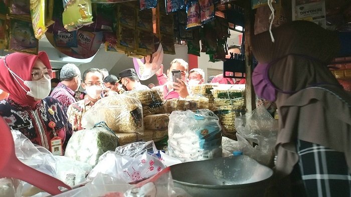 Jelang Nataru, Bupati Grobogan Sidak Harga Bahan Pokok 25 SIDAK: Bupati Grobogan, Sri Sumarni saat melakukan sidak harga bahan pokok di Pasar Purwodadi, Jumat (24/12). (Muhamad Ansori/Lingkarjateng.id)