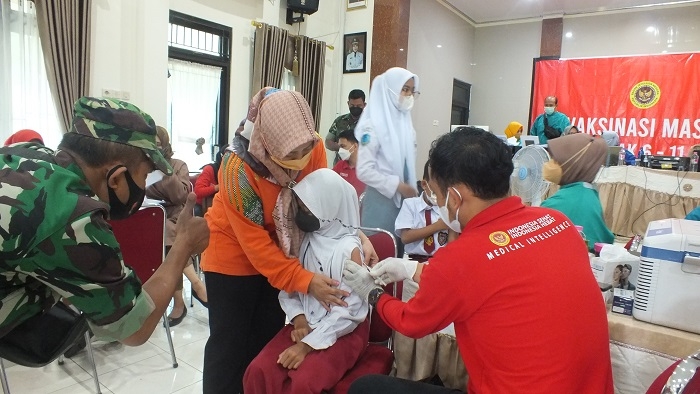 VAKSINASI: Pelajar sedang menerima vaksinasi dari petugas BIN dan Dinkes Grobogan, di Gedung Serbaguna Disdik Grobogan, Senin (27/12). (Muhamad Ansori/Lingkarjateng.id)