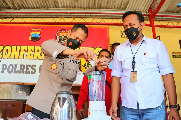 PEMUSNAHAN: Wakapolres Grobogan, Kompol Samsu Wirman memusnahkan barang bukti narkoba jenis sabu seberat kurang lebih 0,07737 gram dengan cara diblender yang dicampur dengan air, Selasa (28/12). (Muhamad Ansori/Lingkarjateng.id)