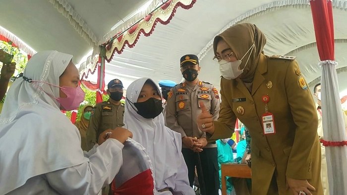MEMANTAU: Bupati Grobogan, Sri Sumarni saat meninjau pelaksanaan vaksinasi siswa SDN 16, Senin (20/12). (Muhamad Ansori/Lingkarjateng.id)