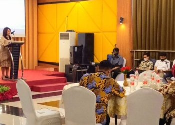 SAMBUTAN: Anggota Komisi VI DPR RI dari Fraksi PDI Perjuangan, Evita Nursanty dalam kegiatan “Sosialisasi Peran Penting CSR BUMN di Masyarakat” yang berlangsung di Hotel 21 Grobogan, Jawa Tengah (Jateng), Minggu (19/12). (Muhamad Ansori/Lingkarjateng.id)