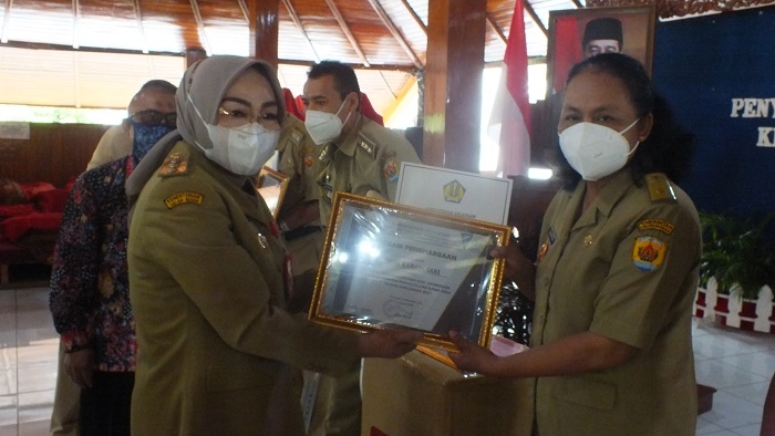 BANGGA: Bupati Grobogan, Sri Sumarni saat memberikan penghargaan untuk Kepala Desa (Kades) Karangsari, Suhartini di Pendopo Kabupaten setempat, Selasa (21/12). (Muhamad Ansori/Lingkarjateng.id)