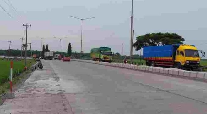 JALAN RAYA: Arus lalu lintas di Kabupaten Demak tepatnya di jalur pantura relatif lancar. (Oktavio Azis/Lingkarjateng.id)