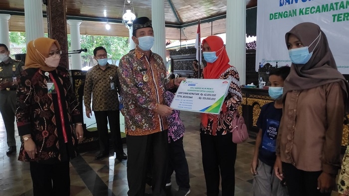 PEDULI: Bupati Rembang Abdul Hafidz saat menyerahkan klaim asuransi kepada ahli waris perangkat desa yang telah meninggal di Pendapa Museum RA Kartini, Selasa (21/12). (R. Teguh Wibowo/Lingkarjateng.id)