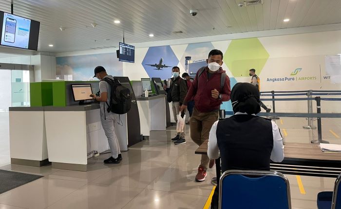 TERTIB: Nampak sejumlah calon penumpang di Bandara Internasional Jenderal Ahmad Yani Semarang tertib mengenakan masker. (Dok. Humas/Lingkarjateng.id)