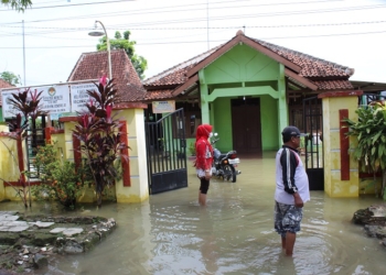 TERGENANG: Kantor Kelurahan Sonorejo terendam banjir saat hujan deras, kemarin. (Lilik Yuliantoro / Lingkarjateng.id)