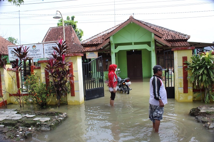 Kebanjiran, Pelayanan Kantor Kelurahan Sonorejo-Blora Dihentikan Sementara Waktu 25 TERGENANG: Kantor Kelurahan Sonorejo terendam banjir saat hujan deras, kemarin. (Lilik Yuliantoro / Lingkarjateng.id)