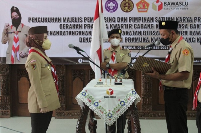 SIMBOLIS: Pengukuhan majelis pembimbing, pimpinan dan pamong Saka Adhyasta Pemilu Kwartir Cabang (Kwarcab) Kudus berlangsung di ruang rapat lantai 4 gedung A Setda Kudus, Kamis (2/12). (Istimewa / Lingkarjateng.id)