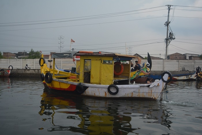 BERLABUH: Perahu nelayan yang akan sandar di Tambaklorok, Semarang, belum lama ini. (Dinda Rahmasari/Lingkarjateng.id)