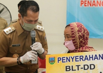 ILUSTRASI: Penyerahan bantuan langsung tunai (BLT) dari Dana Desa oleh Bupati Kudus HM Hartopo, di Kudus beberapa waktu lalu. (Antara/Lingkarjateng.id)