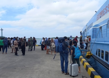 WISATAWAN: Para pelancong yang menaiki Kapal Express dari Karimunjawa untuk kembali ke Jepara sebelum adanya peringatan gelombang tinggi. (Adhik Kurniawan / Lingkarjateng.id)
