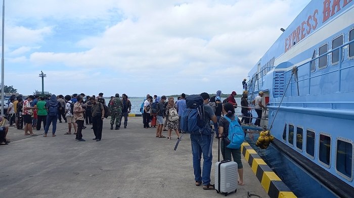 WISATAWAN: Para pelancong yang menaiki Kapal Express dari Karimunjawa untuk kembali ke Jepara sebelum adanya peringatan gelombang tinggi. (Adhik Kurniawan / Lingkarjateng.id)