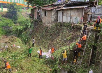 CEGAH BANJIR: Relawan BPBD sedang membersihkan aliran Sungai Piji di Desa Piji, Kecamatan Dawe, belum lama ini. (Nisa Hafizhotus Syarifa / Lingkarjateng.id)