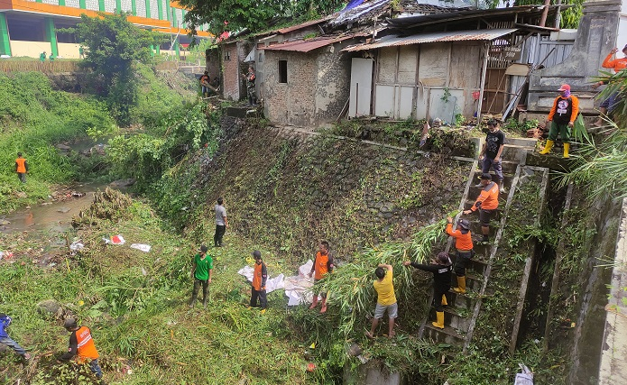 CEGAH BANJIR: Relawan BPBD sedang membersihkan aliran Sungai Piji di Desa Piji, Kecamatan Dawe, belum lama ini. (Nisa Hafizhotus Syarifa / Lingkarjateng.id)