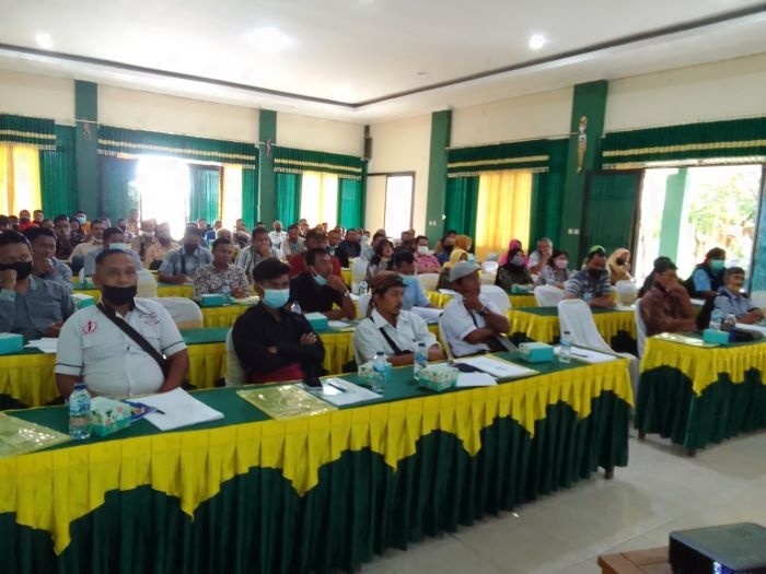 SERIUS: Para peserta tampak fokus mendengarkan paparan dari narasumber tentang budidaya maggot di Kecamatan Jepon, Blora, kemarin (8/12). (Lilik Yuliantoro / Lingkarjateng.id)