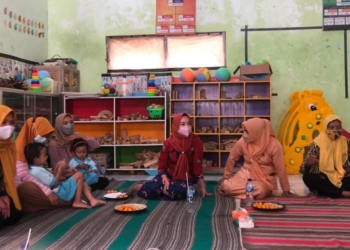 BERBINCANG: Hesti Nugroho (baju merah) Anggota Komisi A Bidang Penyelenggaraan Pemerintahan dan Keuangan Daerah DPRD Kabupaten Jepara usai menyalurkan bantuan di salah satu PAUD, Rabu (9/12). (Istimewa / Lingkarjateng.id)