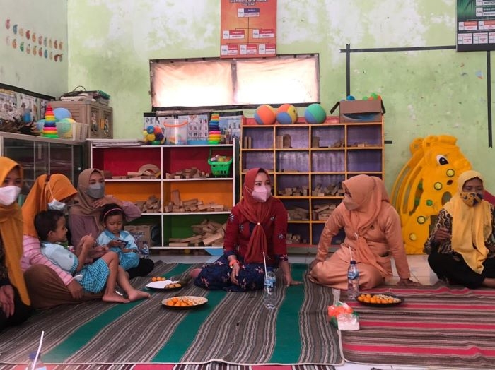 BERBINCANG: Hesti Nugroho (baju merah) Anggota Komisi A Bidang Penyelenggaraan Pemerintahan dan Keuangan Daerah DPRD Kabupaten Jepara usai menyalurkan bantuan di salah satu PAUD, Rabu (9/12). (Istimewa / Lingkarjateng.id)