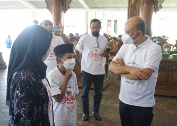 PENDAMPINGAN: Bupati Jepara, Dian Kristiandi saat mengundang belasan anak putus sekolah ke Pendapa RA Kartini Jepara untuk mendapatkan pendampingan khusus, Selasa (7/12). (Adhik Kurniawan / Lingkarjateng.id)