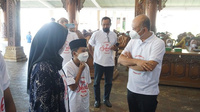 PENDAMPINGAN: Bupati Jepara, Dian Kristiandi saat mengundang belasan anak putus sekolah ke Pendapa RA Kartini Jepara untuk mendapatkan pendampingan khusus, Selasa (7/12). (Adhik Kurniawan / Lingkarjateng.id)