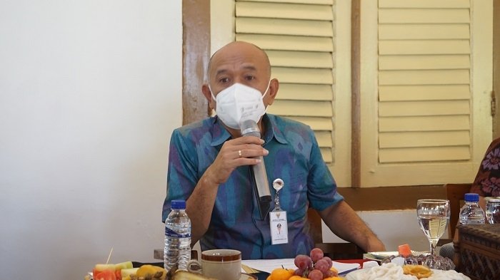 PEMAPARAN: Bupati Jepara saat menerangkan sejumlah kebijakan yang akan diberlakukan saat menyambut Nataru, Selasa (14/12). (Adhik Kurniawan/Lingkarjateng.id)