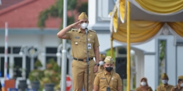 APEL: Bupati Kendal, Dico M. Ganinduto saat memimpin Apel Bersama, Senin (6/12). (Istimewa / Lingkarjateng.id)