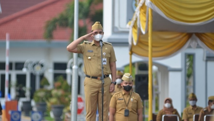 Pemkab Kendal Atur Strategi Hadapi Omicron 25 APEL: Bupati Kendal, Dico M. Ganinduto saat memimpin Apel Bersama, Senin (6/12). (Istimewa / Lingkarjateng.id)
