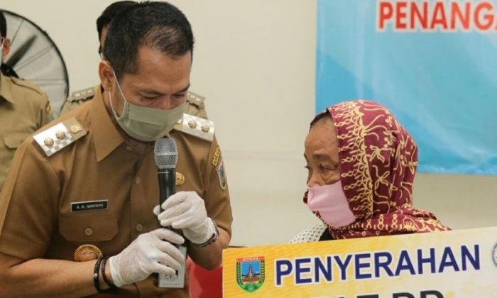 KESEJAHTERAAN: Bupati Kudus HM. Hartopo memberikan bantuan langsung tunai (BLT) kepada warga baru-baru ini. (Istimewa/Lingkarjateng.id)