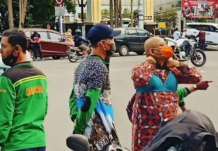 BERDASTER: Para buruh pria yang tergabung dalam Konfederasi Serikat Pekerja Indonesia (KSPI) Jawa Tengah bersiap gelar aksi jalan kaki dari Kendal ke Semarang dengan memakai daster. (M. Elang Ade Iswara/Lingkarjateng.id)