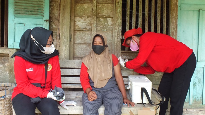DOOR TO DOOR: Petugas dari Binda Jateng sedang menyuntikkan vaksin Covid-19 kepada warga Desa Tambirejo, Kecamatan Toroh, Grobogan Senin (13/12). (Muhamad Ansori/Lingkarjateng.id)