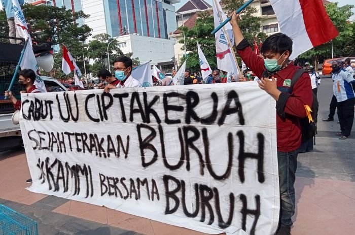 UNJUK RASA: Para buruh melakukan aksi unjuk rasa di depan Kantor Gubernur Jawa Tengah untuk menolak penetapan UMK 2022 yang dirasa terlalu rendah. (Dinda Rahmasari / Lingkarjateng.id)
