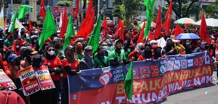 UNJUKRASA: Ratusan buruh Federasi Pekerja Serikat Indonesia Perjuangan (FPSIP) Jawa Tengah serta Aliansi Buruh Jawa Tengah (ABJT) kembali menggelar unjuk rasa di Kantor Gubernur Jawa Tengah, Selasa (30/11). (Istimewa / Lingkarjateng.id)