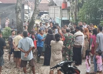 PROTES: Ibu-ibu di Desa Sugihmanik, Kecamatan Tanggungharjo, Kabupaten Grobogan ajukan protes, desak PDAM menghentikan penyedotan air, Kamis (16/12). (Muhamad Ansori/Lingkarjateng.id)