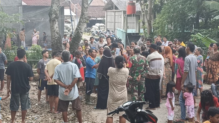 PROTES: Ibu-ibu di Desa Sugihmanik, Kecamatan Tanggungharjo, Kabupaten Grobogan ajukan protes, desak PDAM menghentikan penyedotan air, Kamis (16/12). (Muhamad Ansori/Lingkarjateng.id)