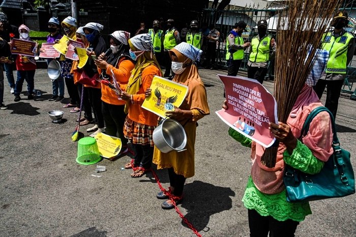 UNJUK RASA: Massa aksi Rantai Diri tengah menyampaikan tuntutannya di depan gedung DPRD Provinsi Jawa Tengah, Selasa (14/12). (Dinda Rahmasari/Lingkarjateng.id)