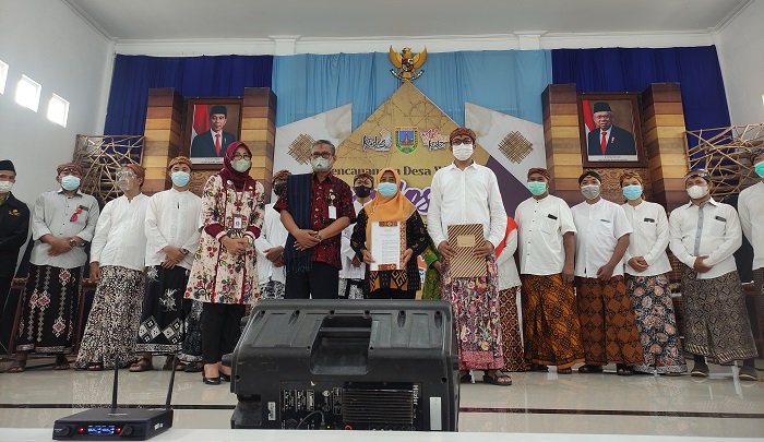 BANGGA: Kepala Desa Gondosari Alia Himawati menerima SK Rintisan Desa Wisata dari Pemkab Kudus, Rabu (15/12). (Nisa Hafizhotus Syarifa/Lingkarjateng.id)