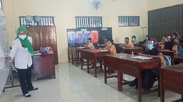 PEMBELAJARAN: Guru dan siswa tetap menjalankan protokol kesehatan saat melaksanakan PTM terbatas di sekolah, baru-baru ini. (Alifia Elsa Maulida/Lingkarjateng.id)