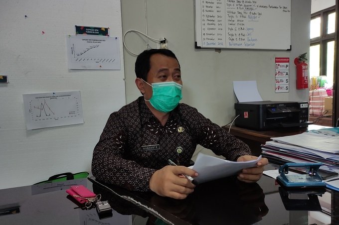 Angka HIV/AIDS 2021 di Kudus Alami Penurunan 25 INFORMATIF: Kasi P2PM DKK Kudus Nuryanto sedang memberikan penjelasan terkait kasus HIV AIDS di wilayah setempat. (Nisa Hafizhotus Syarifa / Lingkarjateng.id)