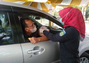 JEMPUT BOLA: Layanan vaksinasi drive thru di kawasan tempat wisata Jepara Ourland Park (JOP) Desa Mororejo, Kecamatan Mlonggo, Jepara. (Istimewa / Lingkarjateng.id)