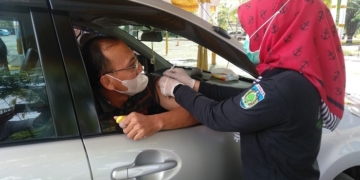 JEMPUT BOLA: Layanan vaksinasi drive thru di kawasan tempat wisata Jepara Ourland Park (JOP) Desa Mororejo, Kecamatan Mlonggo, Jepara. (Istimewa / Lingkarjateng.id)