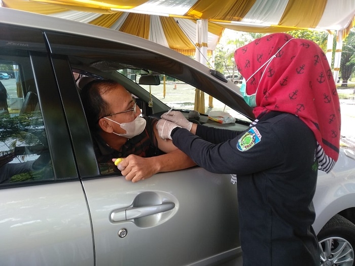 JEMPUT BOLA: Layanan vaksinasi drive thru di kawasan tempat wisata Jepara Ourland Park (JOP) Desa Mororejo, Kecamatan Mlonggo, Jepara. (Istimewa / Lingkarjateng.id)
