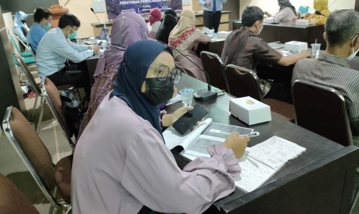 Pelaku UMKM Rembang Mendapat Edukasi Perpajakan 25 SOSIALISASI: Pelaku UMKM diedukasi pelaporan SPT PPh dan sosialisasi UU HPP di Kampus STIE YPPI Rembang, kemarin. (Istimewa/Lingkarjateng.id)