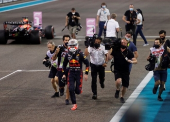 MERAYAKAN: Pebalap tim Red Bull Max Verstappen melakukan selebrasi setelah menjadi juara dunia Formula 1 dengan memenangi Grand Prix Abu Dhabi, Sirkuit Yas Marina, UEA, Minggu (12/12). (Antara/Lingkarjateng.id)