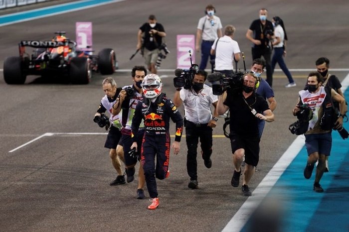 Verstappen Wujudkan Mimpinya Raih Juara Dunia F1 25 MERAYAKAN: Pebalap tim Red Bull Max Verstappen melakukan selebrasi setelah menjadi juara dunia Formula 1 dengan memenangi Grand Prix Abu Dhabi, Sirkuit Yas Marina, UEA, Minggu (12/12). (Antara/Lingkarjateng.id)