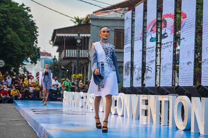 PERCAYA DIRI: Salah satu model saat fashion show di acara Semarang Fashion Convention 2021 tampil memukau di catwalk. (Dinda Rahmasari / Lingkarjateng.id)