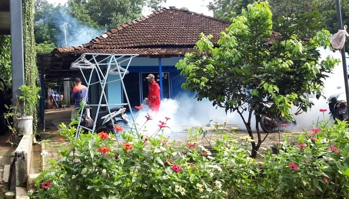 PENCEGAHAN: DKK Kudus bersama pihak terkait tengah mengadakan fogging Fokus dan sosialisasi terkait penyakit DBD di Desa Rejosari, Kecamatan Dawe belum lama ini. (Istimewa / Lingkarjateng.id)