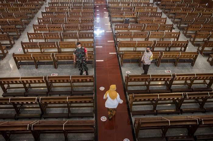 Natal 2021, Kapasitas Gereja di Semarang hanya 50 Persen 25 ILUSTRASI: Anggota TNI dan Polisi memeriksa pembatas kursi jemaat saat pengecekan penerapan protokol kesehatan (prokes) bersama Forum Koordinasi Pimpinan Daerah (Forkopimda) di Gereja Katolik Santo Paulus, Kleco, Solo, Jawa Tengah, Kamis (16/12). (Istimewa/Lingkarjateng.id)