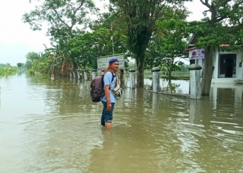 KEBANJIRAN: Kondisi depan Balai Desa Lemahputih Kecamatan Brati Kabupaten Grobogan saat terendam banjir, Senin (6/12). (Muhamad Ansori / Lingkarjateng.id)