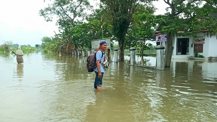 KEBANJIRAN: Kondisi depan Balai Desa Lemahputih Kecamatan Brati Kabupaten Grobogan saat terendam banjir, Senin (6/12). (Muhamad Ansori / Lingkarjateng.id)
